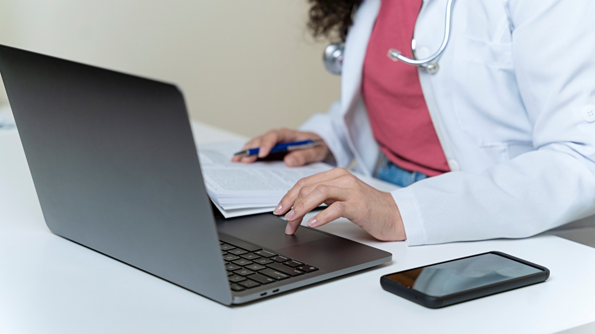 Una profesional de la salud est&aacute; realizando un curso de formaci&oacute;n continua en l&iacute;nea.