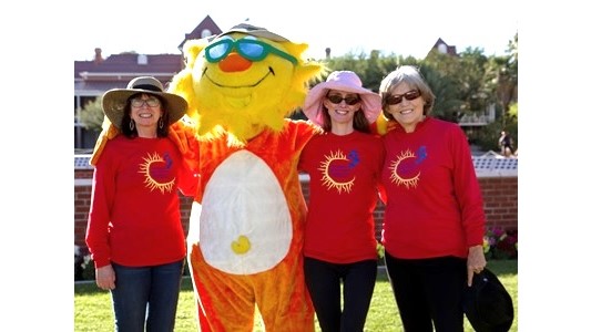 Foto de los educadores de salud del Instituto de Cáncer de Piel de la Universidad de Arizona y su mascota.