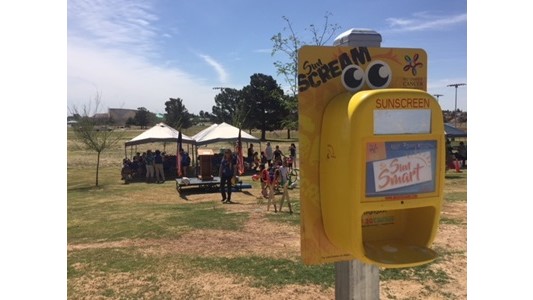 Foto de una máquina dispensadora de filtro solar en El Paso, Texas.