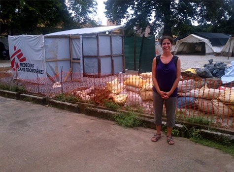 Kelsey frente al Centro de Tratamiento de la Enfermedad del Ébola en Guekedou, Guinea