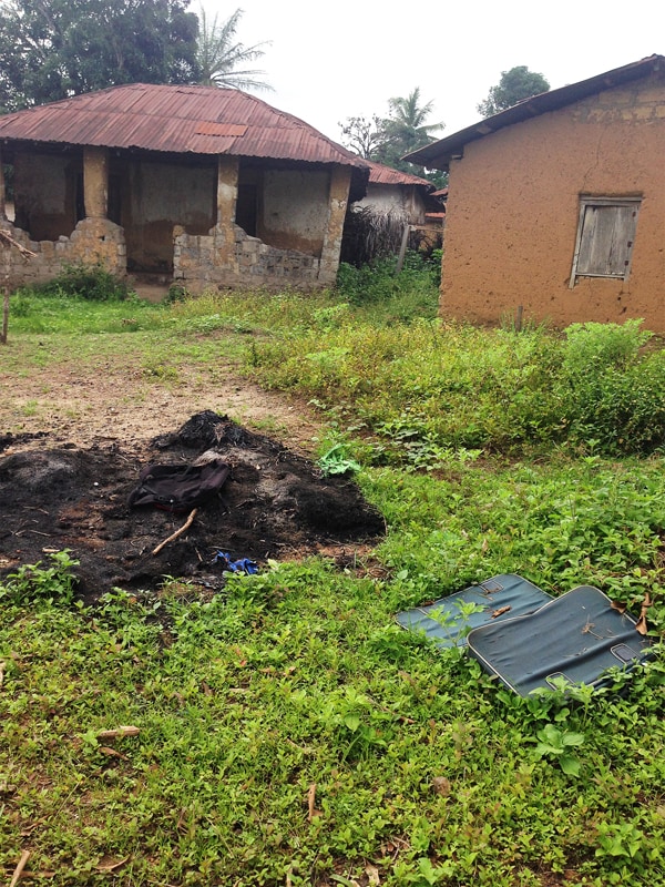 Colchón quemado afuera de la casa de una víctima de la enfermedad del Ébola.