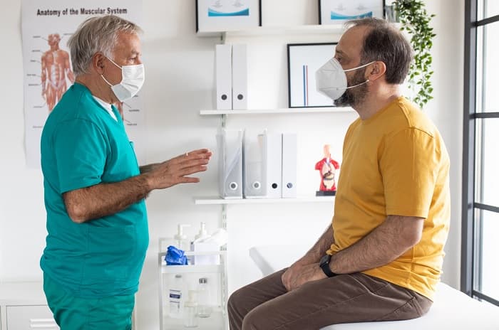 Foto de un médico hablando con un paciente