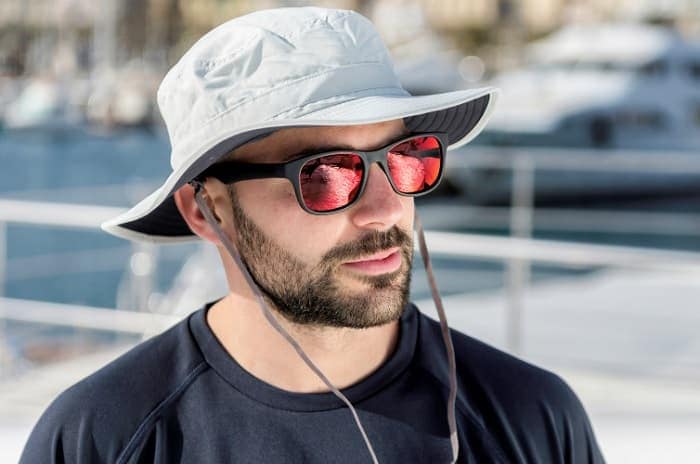 Foto de un hombre con sombrero y gafas de sol