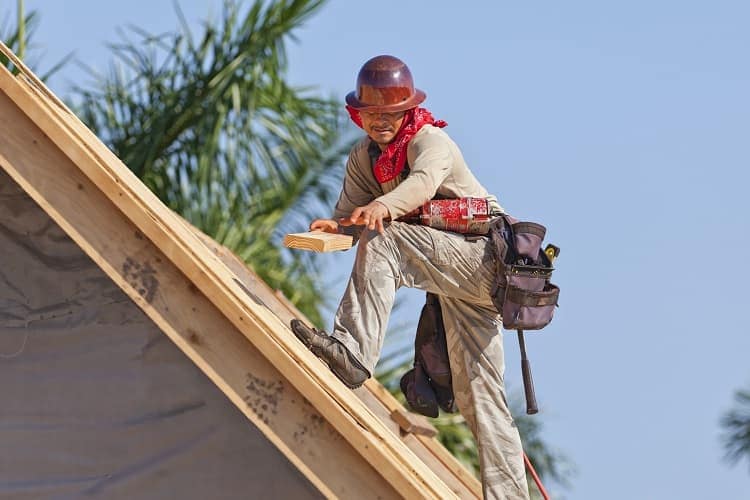 Foto de un trabajador de la construcción en un techo