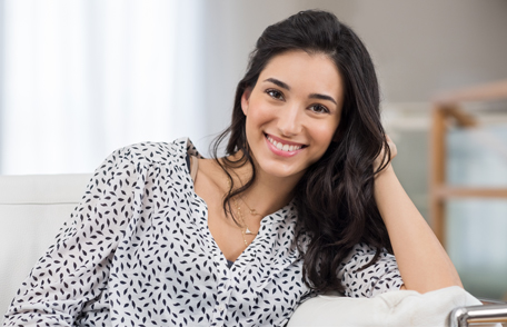 Una mujer sonriendo