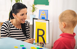 Profesora con niños pequeños