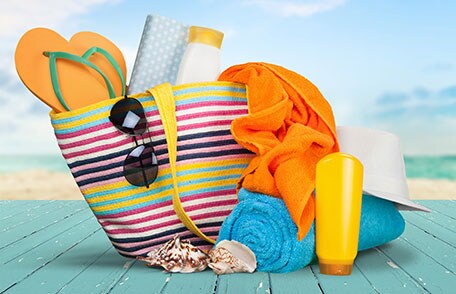 Una bolsa de la playa con otros productos para el verano