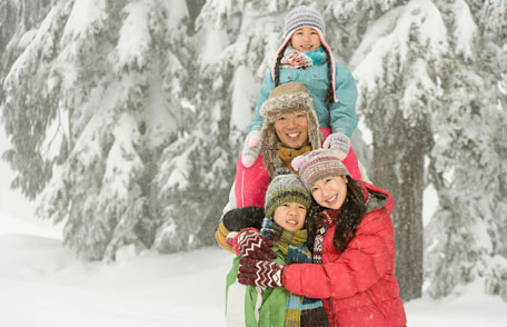 Familia que juega en la nieve