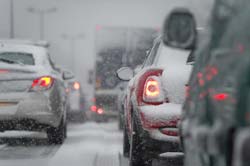 Automoviles viajando en una calle cubierta de nieve