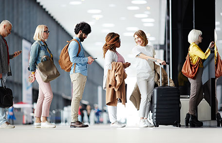 Viajeros que esperan para registrarse en un vuelo. 