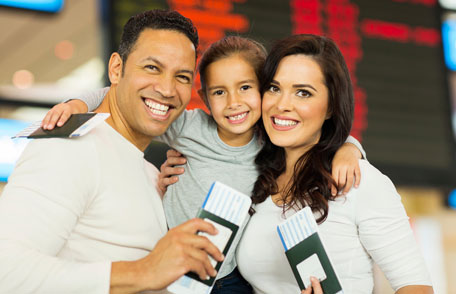 Familia con pasaportes para viajar
