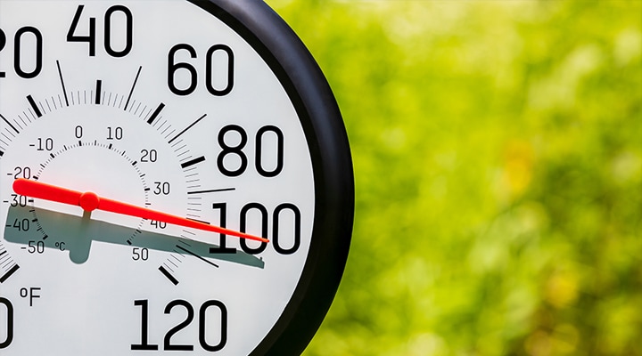 Un termómetro exterior que lee una temperatura superior a los 100 grados Fahrenheit.