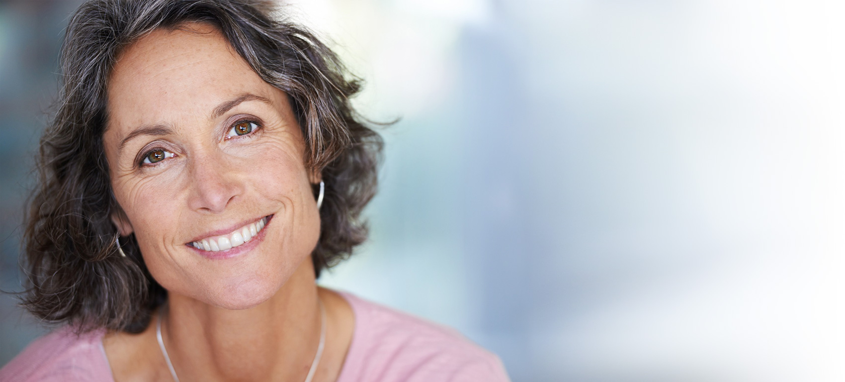 Una mujer sonriendo.