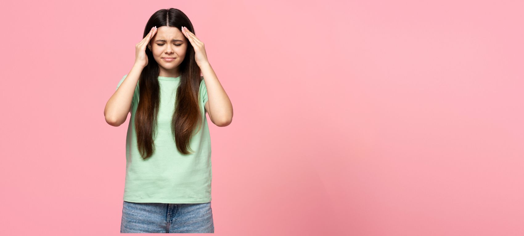 Niña con dolor de cabeza.