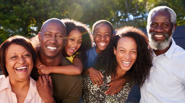 Una familia multigeneracional sonriendo.