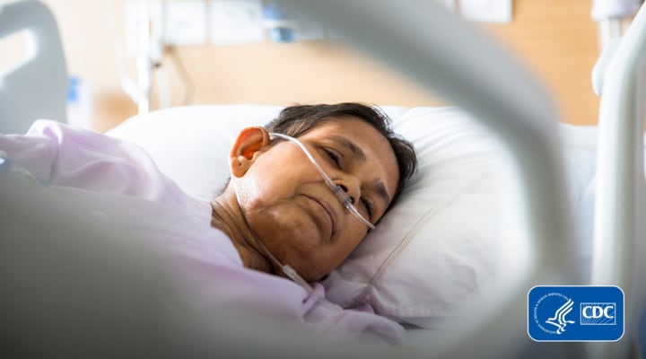 Una mujer de la tercera edad en la cama de un hospital