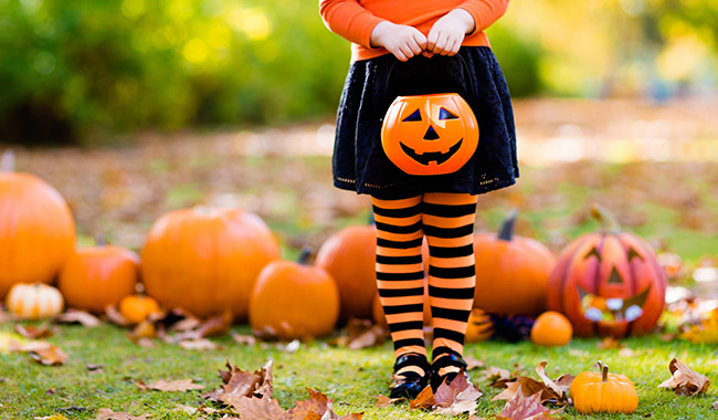 Una ni&ntilde;a pidiendo dulces de Halloween.