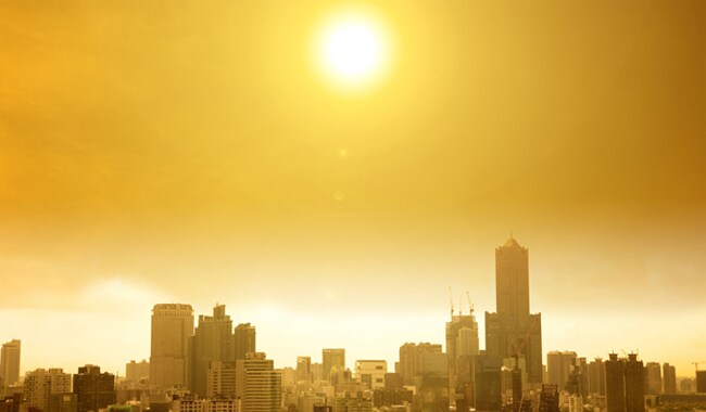 Un sol radiante resplandece sobre una ciudad