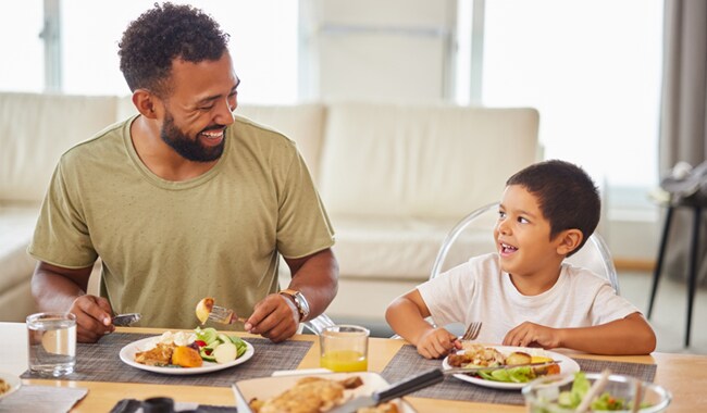 Padre e hijo comiendo comida saludable
