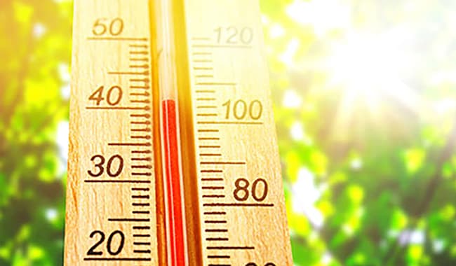 Un termómetro mostrando altas temperaturas de calor.