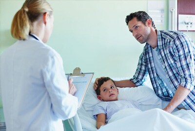 un niño en una cama de hospital