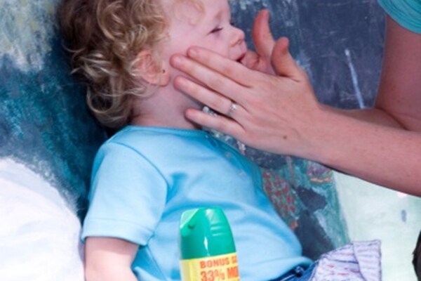 La mayoría de los repelentes de insectos se pueden usar en los niños. Sin embargo, nunca le aplique repelente a los niños menores de 2 meses (según la Academia Estadounidense de Pediatría). Aplíquelos con moderación alrededor de las orejas, pero nunca en los ojos o la boca.