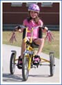 Una niña en un triciclo