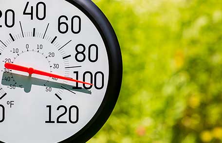 Un termómetro exterior que lee una temperatura superior a 100 grados Fahrenheit.