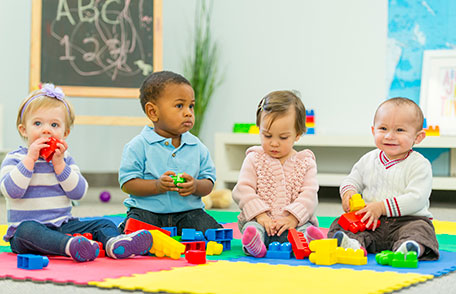 Un grupo de niños jugando con juguetes de pléstico.