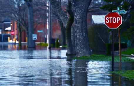 Señales de calles sumergidas en calles inundadas 