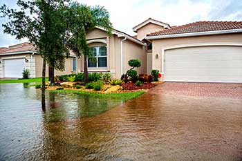 Las aguas de la inundación están a punto de ingresar a las casas en el área residencial.