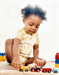 Una niña jugando con un juguete