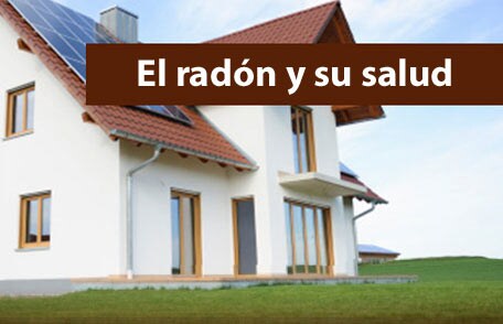 Una casa de dos pisos rodeada de exuberante hierba verde. El texto "radón y tu salud" está en la parte superior de la imagen.