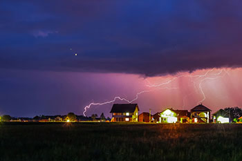 Varios rayos de relámpagos tocaron el suelo en un vecindario. Varios rayos de relámpagos tocaron el suelo en un vecindario.