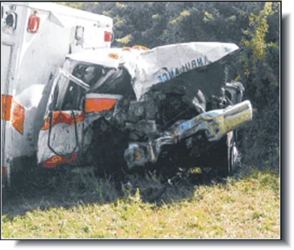 Foto de ambulancia destrozada - en lace a informe de investigación de muerte
