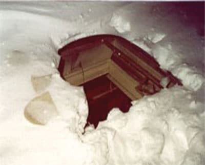 Figura 1. Tragaluz de 91 cm (3 pies) cubierto de nieve.