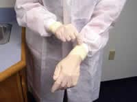 Fotografía de una persona que trabaja en un laboratorio y que está usando guantes