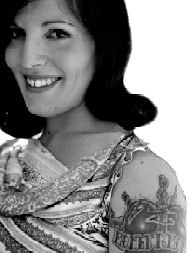 imagen de una mujer con un tatuaje en la parte superior del brazo