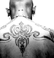 hombre con un tatuaje en la espalda