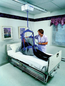 Trabajador de salud que levanta un paciente de la cama.