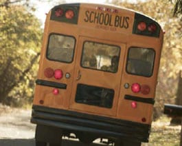 Vista de atrás de un autobús de escuela