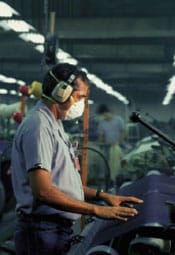 foto de un trabajador en la industria manufacturera