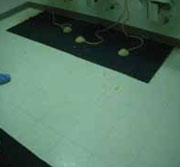 Tapete peque%26ntilde;o debajo de la estaci%26oacute;n para lavarse las manos