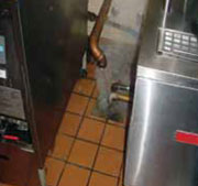 Tuber%26iacute;a de agua regando agua sobre el piso