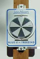 Termómetro de exterior circular blanco mostrando cuñas azules en temperaturas de congelamiento