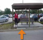 Persona de pie en un escalón de la parada del autobús