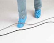 Persona caminando con cables sueltos entre los pies