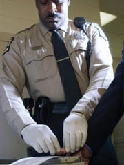 Oficial del orden público tomando huellas dactilares