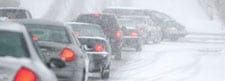 Hilera de carros conducidos durante una nevada
