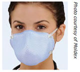 2013-138d.jpg_c2645 Mujer usando un respirador quirúrgico N95.